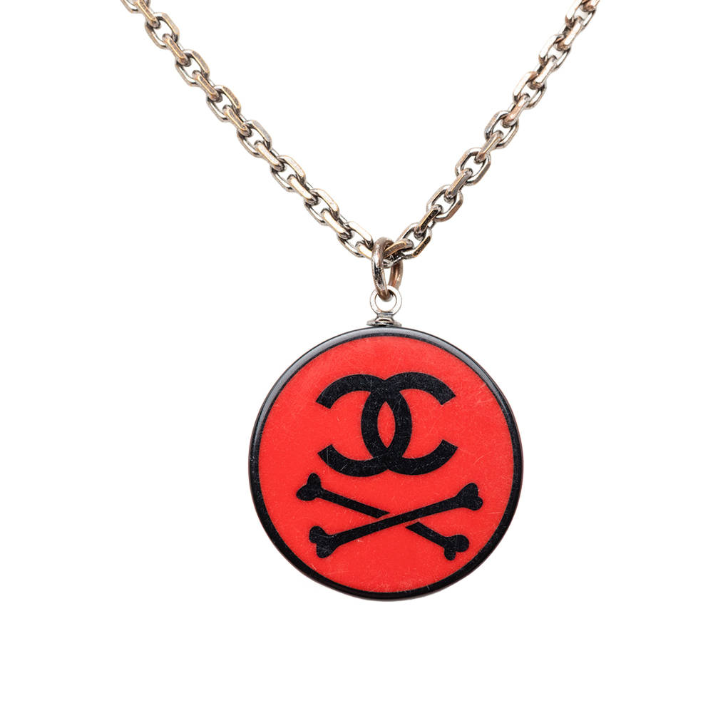 Pre-Loved Chanel CC Gold Plated Resin Crossbones Round Pendant Necklace - Picture 2 of 6
